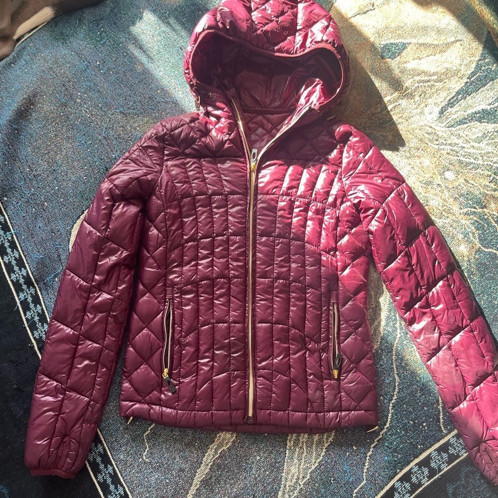 Steve Madden Quilted Puffer Jacket Women’s S Burgundy Hooded Zip Coat Gold Trim